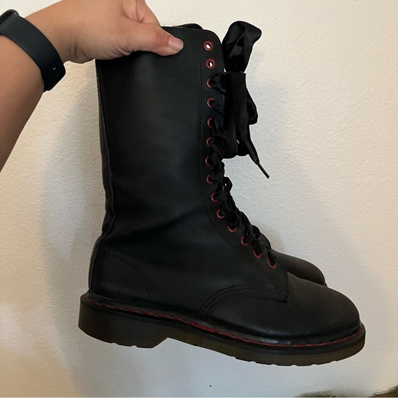 Dr. Martens 1914 Smooth Leather Tall Boots in black with red eyelets ribbon lace - Picture 6 of 10